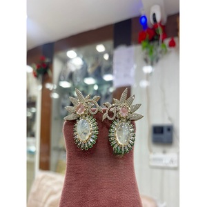 ต่างหูห้อยประดับเพชรซิคอนชุบทองหรูหรา ดีไซน์สวยเก๋สำหรับผู้หญิงและเด็กผู้หญิง เหมาะสำหรับงานแต่งงาน งานปาร์ตี้ แฟชั่นทันสมัย ระยิบระยับสวยงาม - Product Image 1