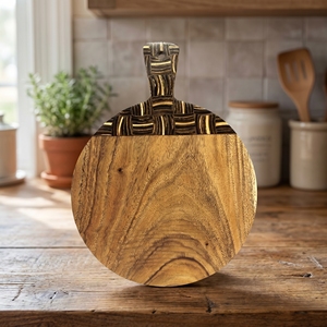 Tabla de cortar redonda de madera Suar de grado alimenticio con mango, patrón de incrustaciones oscuro y claro para uso en la cocina. - Product Image 2