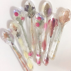 Cuillère en résine artisanale moderne pour la décoration de table et un service élégant - Product Image 1