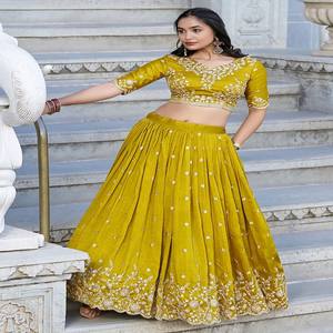 Conjunto de Lehenga Choli VASTRA COTTAGE en color mostaza, semicosturado, con blusa bordada con hilo Zari y dupatta con lentejuelas. - Product Image 3