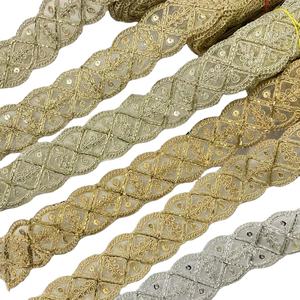 Ropa de Hogar Elegante y Atemporal Hecha a Medida con Lentejuelas Bordadas, Perlas, Encaje, Organza, Diseño Floral Ecológico y Estilo Ejecutivo - Product Image 1