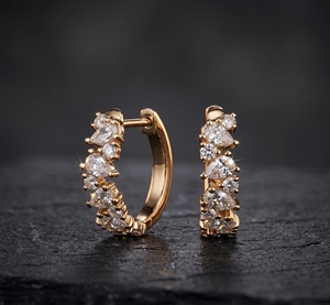 Boucles d'oreilles asymétriques plaquées or 18K et 14K, avec diamants poire et ronds alternés, style Huggie, pour femme, bijoux de mariage - Product Image 1