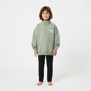 เสื้อฮู้ดดี้เด็กแบบ unisex และเสื้อสเวตเชิ้ตแบบซิปครึ่งตัว ทรงหลวม สีเขียวเซจ สำหรับเด็ก unisex - Product Image 4