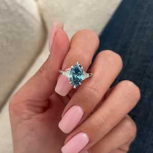 Anillo de tres piedras con moissanita de corte marquesa azul vibrante de 2 quilates para unisex, plata 925 original, regalo de boda o fiesta para ella - Product Image 1