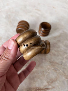 Anneau de serviette rond en bois classique fait main, écologique et durable, décoration de table haut de gamme pour accessoires de mariage par Tradebyd - Product Image 4