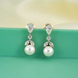 Boucles d'Oreilles Pendantes Diamant et Perle - Product Image 1