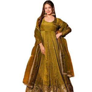 Faites briller votre style avec nos meilleurs salwar kameez en soie pure, conçus par des stylistes, pour les soirées de mariage et les événements spéciaux de Karwa Chauth. - Product Image 1