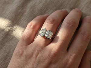 Anillo de compromiso de moissanita Toi Et Moi de 2 CT, oro blanco macizo de 14K, corte esmeralda en forma de pera, dos piedras engastadas en bisel, chapado en rodio - Product Image 6