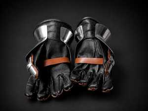 Gants en acier inoxydable poli argenté, forme irrégulière, artisanat métallique de collection, objet d'exposition - Product Image 2