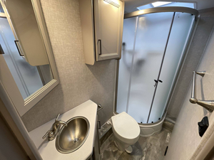 Autocaravana de Lujo Grande para Acampar, Remolque de Viaje, Casa Rodante, Camioneta Camper con Funciones de Aire Acondicionado - Product Image 6