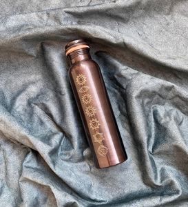 Bouteille d'eau écologique en cuivre noir mat et or rose avec motif Chakra, portable pour les voyages, avec couvercle - Product Image 4