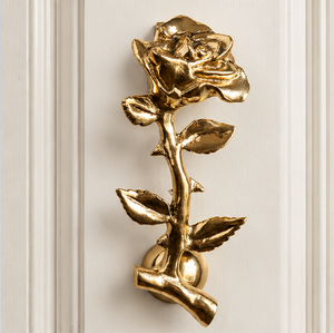 Timbre de puerta con diseño floral de rosas en tono dorado pulido, con pétalos esculpidos, hojas detalladas y diseño de tallo elegante para entrada clásica - Product Image 4