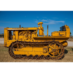 Tracteur chenillé diesel D2 robuste et fiable pour les opérations agricoles et de terrain continues - Product Image 1