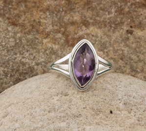 Bague en argent sterling 925 avec améthyste naturelle sertie clos, cinq pierres précieuses violettes véritables pour femme, idéale pour mariage en février - Product Image 3