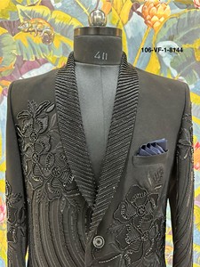 เสื้อโค้ททรงทักซิโด้สีดำแบบมีปกเชาล์เลปเปิล รุ่น Nightfall Bloom ประดับลูกปัดลายดอกไม้สามมิติแบบลอนคลื่น - Product Image 3