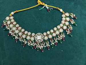 Ensemble de colliers tendance avec Maang Tikka et boucles d'oreilles, bijoux de mariage indiens traditionnels pour filles et femmes - Product Image 3