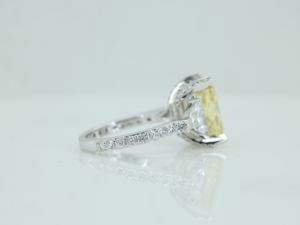 Bague de fiançailles classique pour femme en or massif 18 carats avec trois pierres de moissanite jaune taille émeraude serties à griffes - Product Image 3