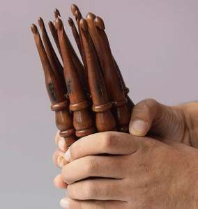 Juego de 13 Agujas de Ganchillo de Madera de Sheesham de Alta Calidad, Hechas a Mano, Ecológicas, de la India - Product Image 1