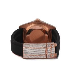 Reloj de pulsera de lujo en oro rosa con diamantes, esfera negra, marcadores plateados, ventana de fecha, bisel con gemas, correa negra elegante, diseño premium - Product Image 4
