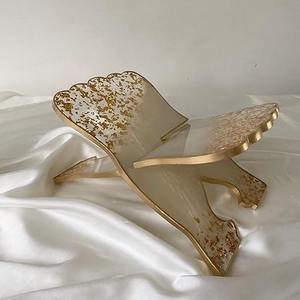 Support de Coran artisanal en résine personnalisé avec pétales de rose – Vente en gros - Product Image 1