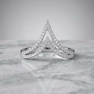 Bague Flèche en Moissanite Ronde au Design Unique, en Argent 925 Original, Bijou Fin pour Elle, Idéal pour les Vœux de Mariage et d'Anniversaire - Product Image 2