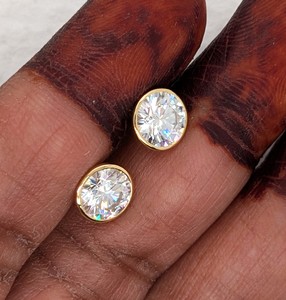 Boucles d'oreilles clous en or jaune massif 14 carats avec diamant de laboratoire rond de 2 carats serti clos, cadeau de mariage pour femme - Product Image 3