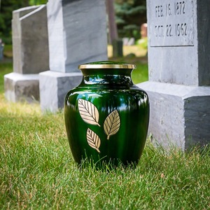 Urna Funeraria para Adultos de Latón Blanco Resistente con Diseño de Tres Hojas Doradas, Base Verde Intenso, Estilo Americano, Capacidad de 200 Pulgadas Cúbicas - Product Image 3