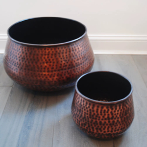 Ensemble de 2 pots à plantes foncés au design martelé intemporel, adaptés aux plantes d'intérieur, à la décoration de la maison, au balcon et au jardin, en provenance d'Inde - Product Image 1