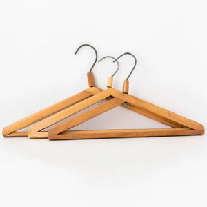 Percha de madera profesional para tiendas de ropa y salas de exhibición con estructura resistente y superficie lisa - Product Image 1