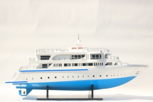 Maqueta de Yate de Lujo Karma Fushi Hecha a Mano - Réplica a Escala de 50 Metros del Crucero Maldives Premium para Decoración de Hogar u Oficina - Product Image 2