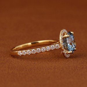 Bague de fiançailles halo en diamant bleu rond de 2 carats, cultivé en laboratoire, avec bande pavée en or 14 carats, certifiée IGI, bijoux de mariée - Product Image 4