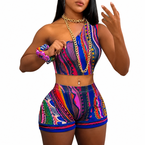 Conjunto de 2 Piezas para Mujer, Estampado Colorido, Top Corto Halter con Cuello Asimétrico, Sin Mangas, Pantalones Cortos de Cintura Alta, Transpirable, Satinado - Product Image 1