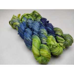 Ruban en soie de sari recyclé vert, bande de tissu artisanale pour le tissage et les travaux manuels - Product Image 2