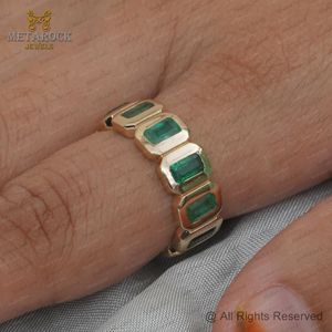 แหวนทองคำ 14k ประดับมรกตธรรมชาติทรงเหลี่ยม งานแฮนด์เมด ดีไซน์แบบเต็มวง ขายส่งเครื่องประดับคุณภาพสูง - Product Image 2