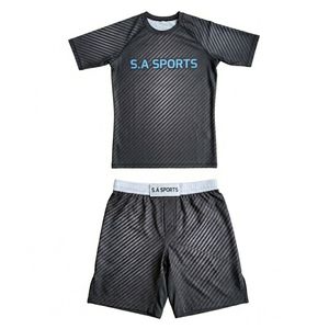 Conjunto de entrenamiento deportivo con textura lineal gris carbón, pantalones cortos ajustados de alto rendimiento y conjunto de rash guard para MMA. - Product Image 1