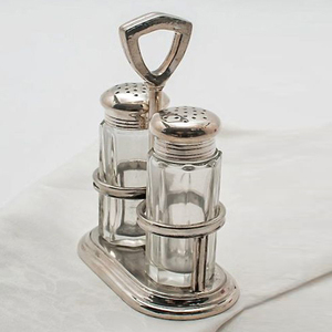 Idéal pour des accents élégants dans la vaisselle et les ustensiles de cuisine, pot à sel et à poivre plaqué or de style différent avec base à motif de feuille - Product Image 6