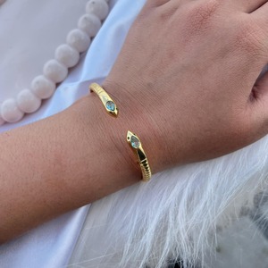 Brazalete abierto de cuarzo azul cielo chapado en oro de 18k con diseño de serpiente, brazalete ajustable con banda retorcida, joyería para fiestas. - Product Image 4