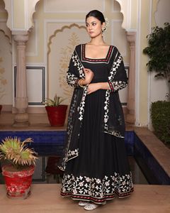 Nouvelle Robe Anarkali Rose Élégante pour Femme, Manches 3/4, en Crêpe de Georgette Semi-Couturée, Extensible et Séchage Rapide, Idéale pour Fêtes et Mariages - Product Image 2