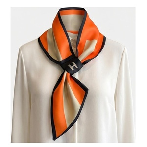 Pañuelo de Seda Cuadrado para Mujer, Diseño Color Block Naranja Beige, Elegante Accesorio de Moda Multifuncional para Todas las Temporadas - Product Image 1