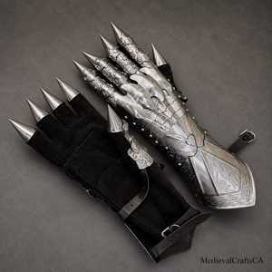 Gants de guerrier médiévaux en acier avec motif d'armure gravé et doigts à pointes pour collection - Product Image 3