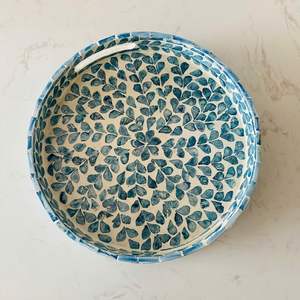 Plateau de service pliable classique en osier fait main et écologique de Natural Creations Inc pour le salon, plateau décoratif pour servir les aliments - Product Image 1