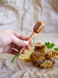 Cuchara para miel de madera de roble, cuchara para miel personalizada, utensilio de cocina, regalo para amantes de la miel, regalo grabado para San Valentín, palo de madera con diseño de panal de abeja - Product Image 5