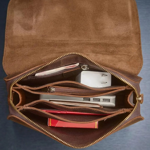 Bolso de mano de cuero hecho a mano con cremallera de primera calidad, múltiples compartimentos, acabado elegante y construcción duradera para la mujer moderna. - Product Image 4