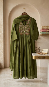 Conjunto de Salwar Kameez Verde Bordado, Traje Tradicional Indio, Túnica Larga, Vestido Plisado con Chal para Festivales - Product Image 2