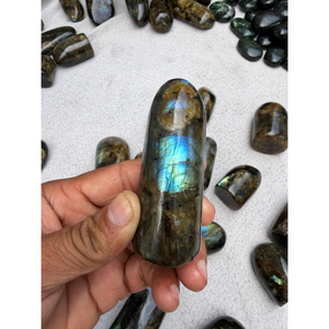 Figurine artisanale en labradorite bleue naturelle chatoyante, forme libre, durable – Décoration d'intérieur, cadeau d'affaires, objet d'art - Product Image 2