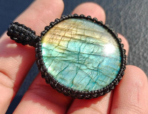 Collier pendentif en macramé fait main avec labradorite verte éclatante, cordon noir, pierre précieuse naturelle, bijou bohème tribal, cristal de guérison - Product Image 3