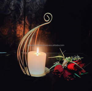 Bougeoir en métal d'inspiration vintage, parfait pour la décoration de mariage rustique et l'ambiance traditionnelle aux chandelles - Product Image 3