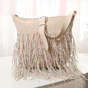 Abraza el estilo nómada y aventurero con este precioso bolso de hilo natural diseñado con borlas en cascada y hebilla ajustable. - Product Image 1