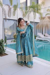 Colección de trajes sharara al estilo pakistaní al por mayor, con ricos detalles de lentejuelas, mangas largas y dupatta bordada para ocasiones festivas. - Product Image 2