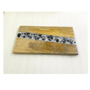 Planche à fromage décorative artisanale personnalisée en bois d'olivier irrégulier et résine, pour servir fromages, fruits et aliments - Product Image 1